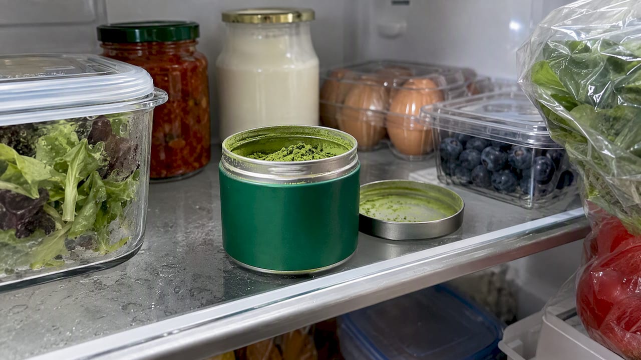 Geöffneter Matcha im Kühlschrank