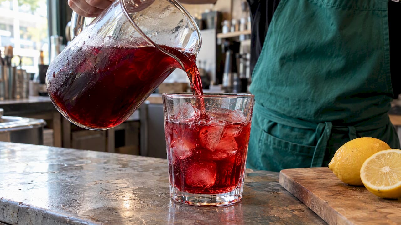 Limonada fría de hibisco con hielo